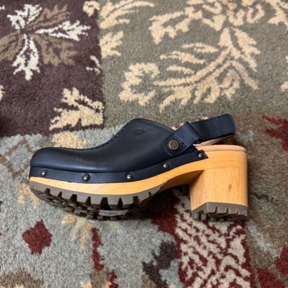 UGG Lani clogs size 7 - Picture 3 of 8